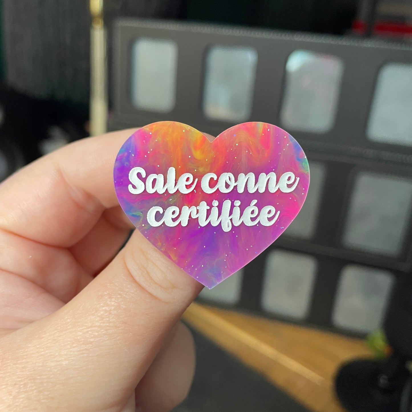 Broche "Sale conne certifiée" en acrylique semi transparente marbrée multicolore