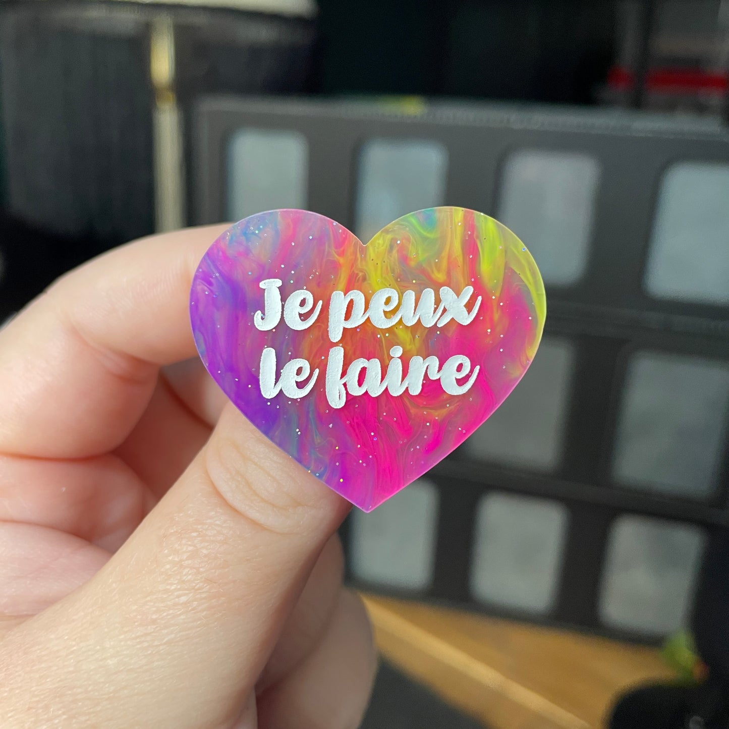 Broche "Je peux le faire" en acrylique semi transparente marbrée multicolore
