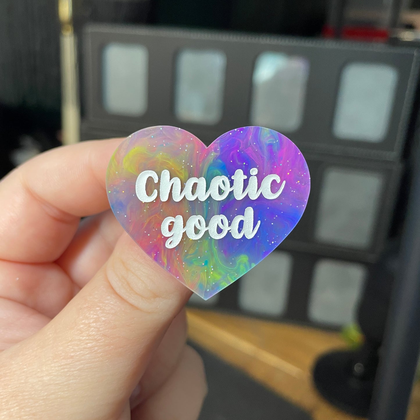 Broche "Chaotic good" en acrylique semi transparente marbrée multicolore