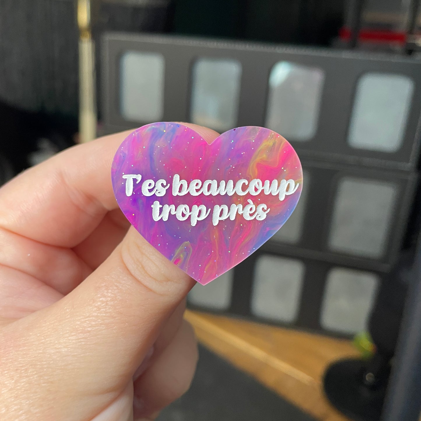 Broche "T'es beaucoup trop près" en acrylique semi transparente marbrée multicolore