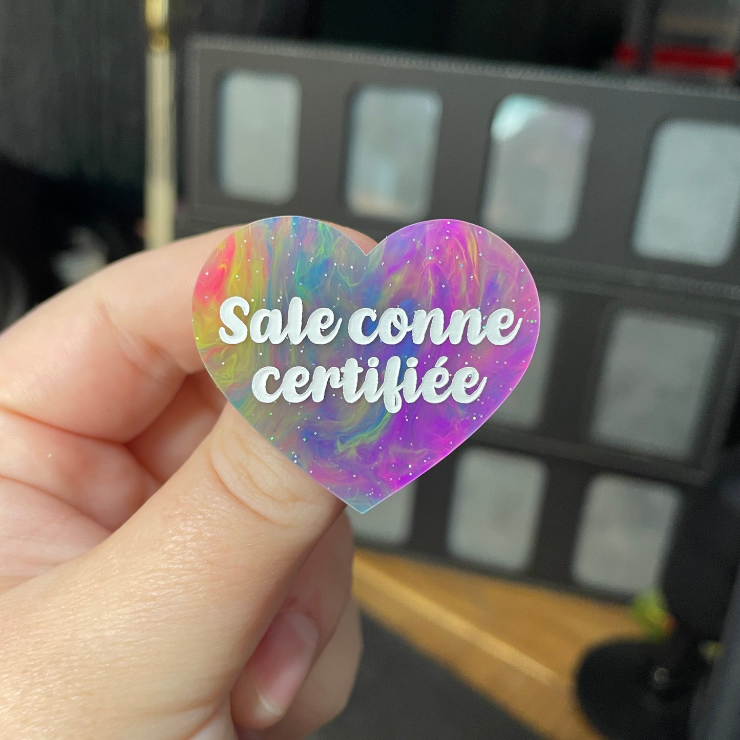 Broche "Sale conne certifiée" en acrylique semi transparente marbrée multicolore
