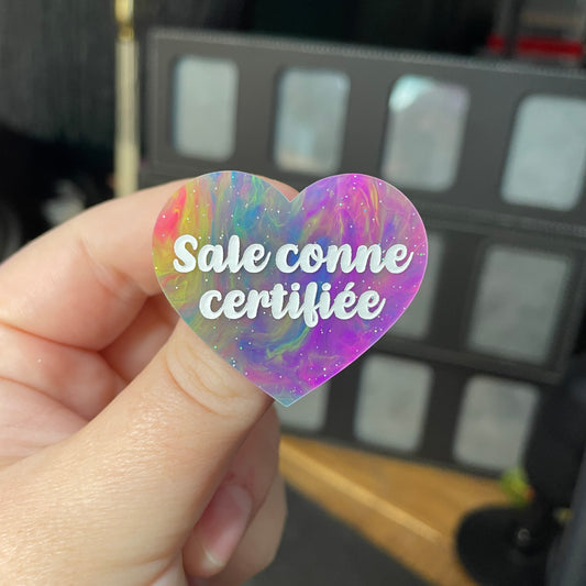 Broche "Sale conne certifiée" en acrylique semi transparente marbrée multicolore
