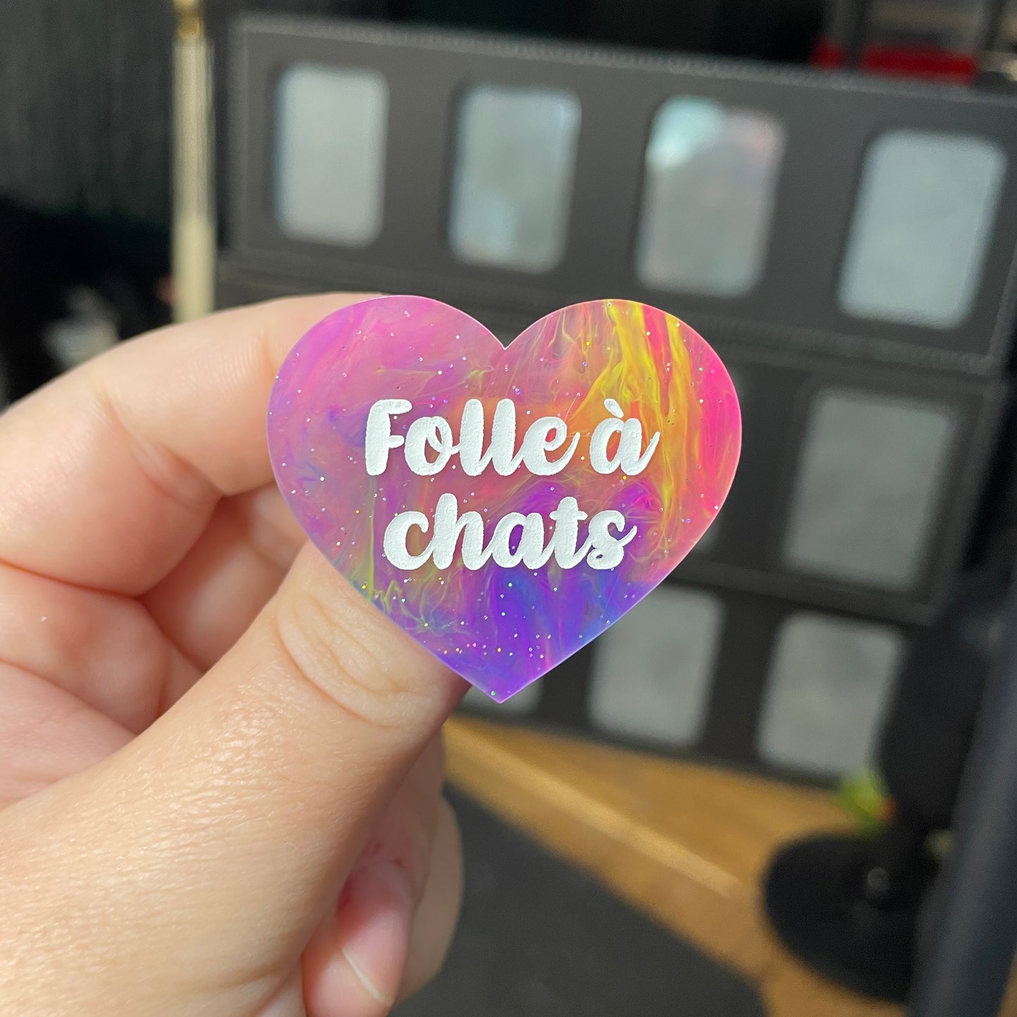 Broche "Folle à chats" en acrylique semi transparente marbrée multicolore