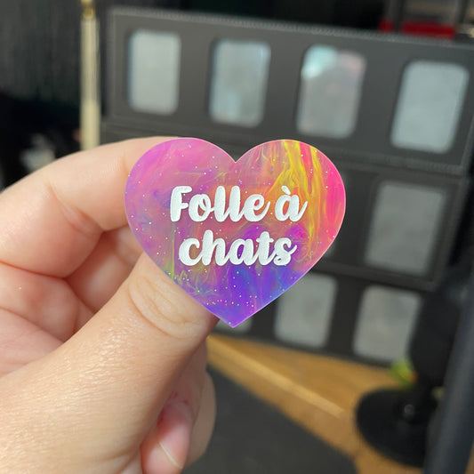 Broche "Folle à chats" en acrylique semi transparente marbrée multicolore