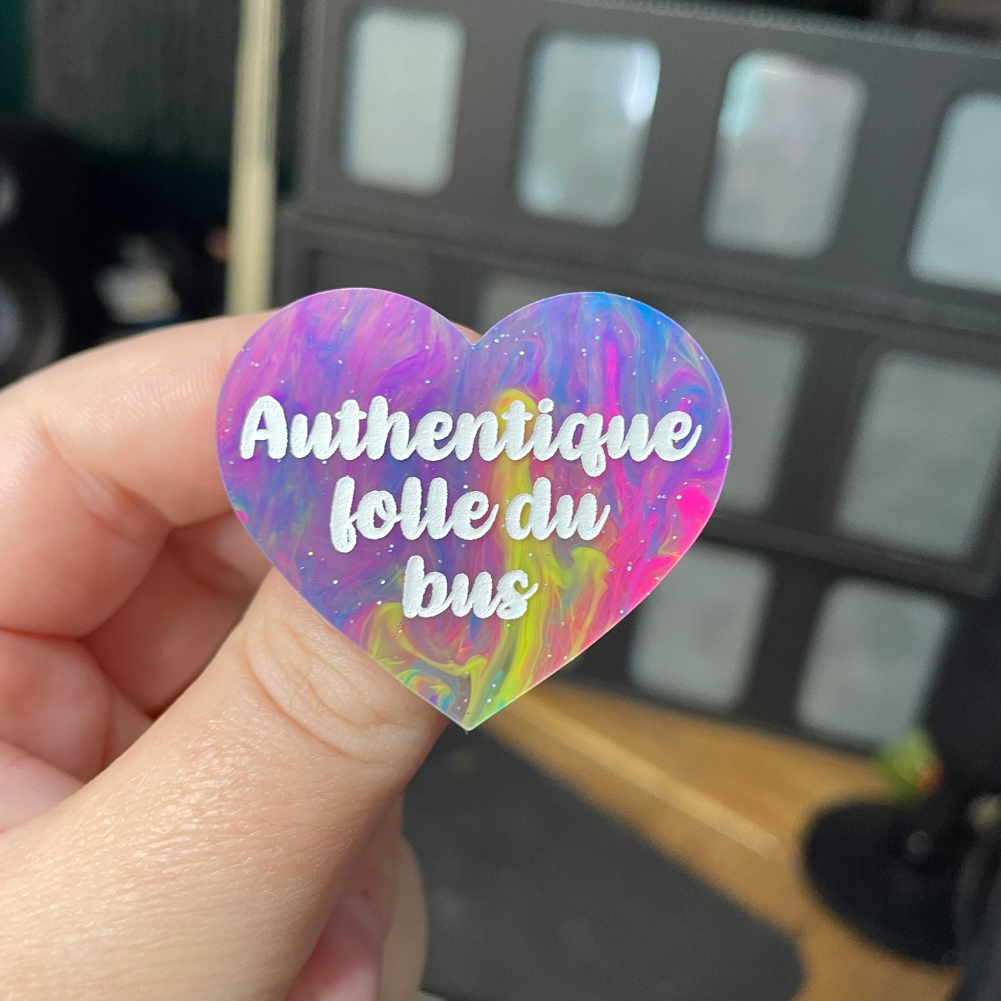 Broche "Authentique folle du bus" en acrylique semi transparente marbrée multicolore