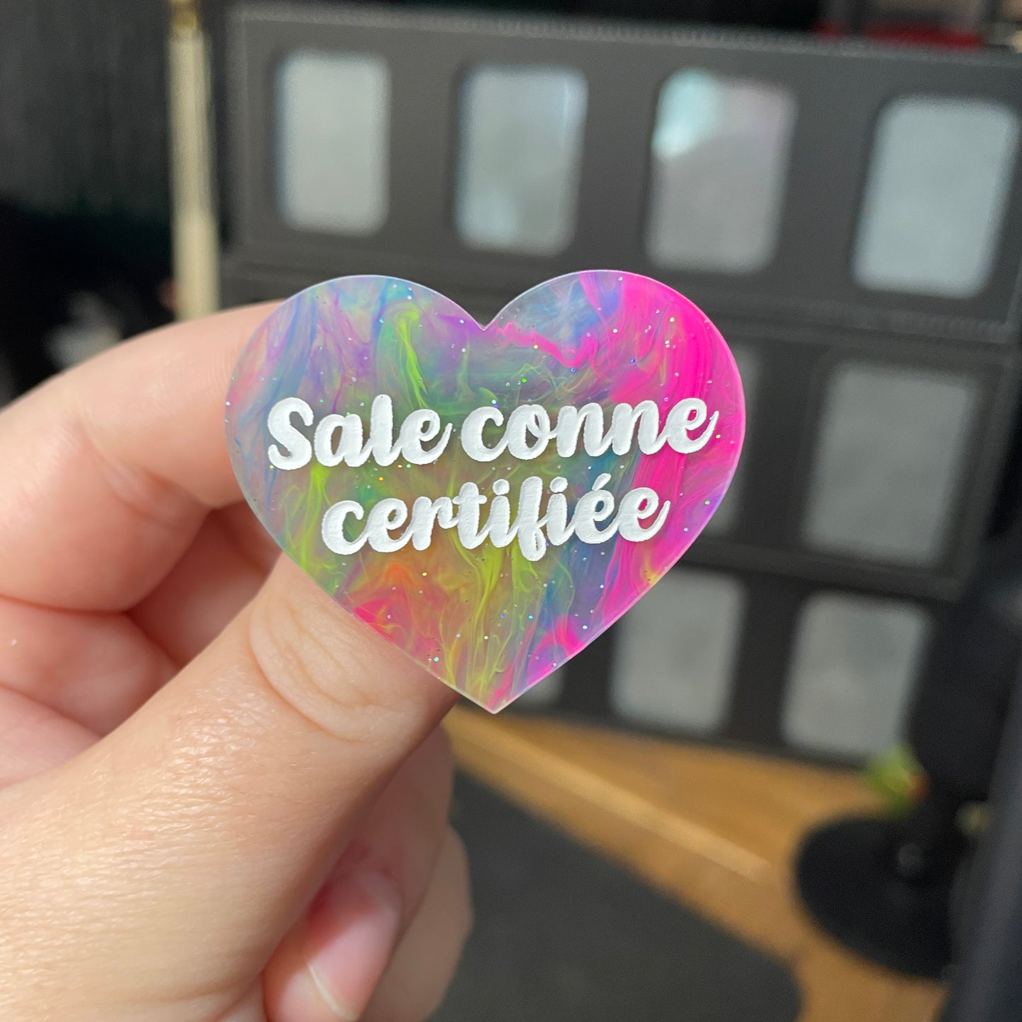 Broche "Sale conne certifiée" en acrylique semi transparente marbrée multicolore