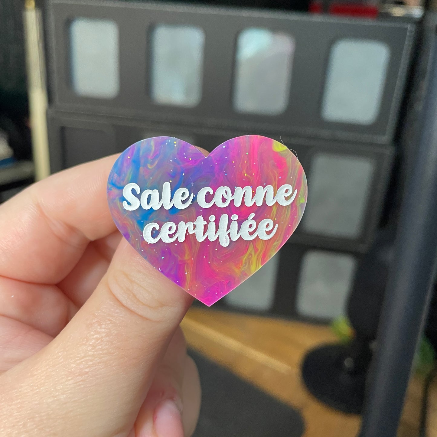 Broche "Sale conne certifiée" en acrylique semi transparente marbrée multicolore