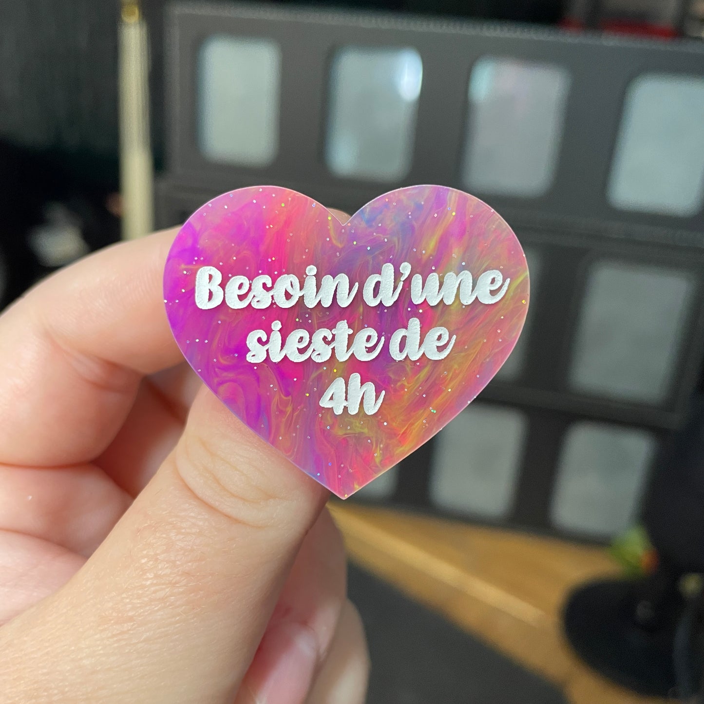 Broche "Besoin d'une sieste de 4h" en acrylique semi transparente marbrée multicolore