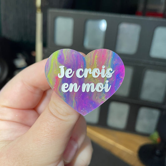 Broche "Je crois en moi" en acrylique semi transparente marbrée multicolore