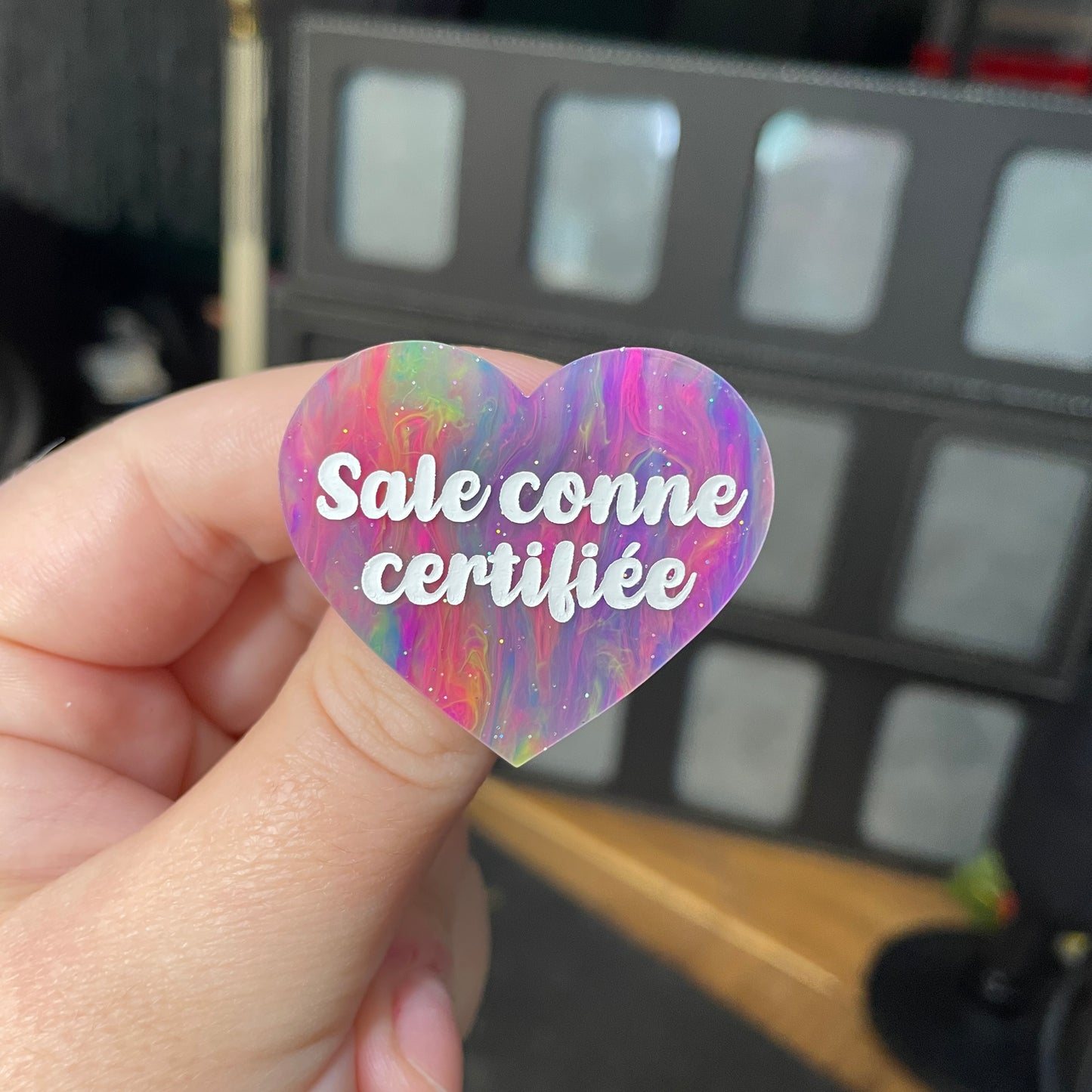 Broche "Sale conne certifiée" en acrylique semi transparente marbrée multicolore