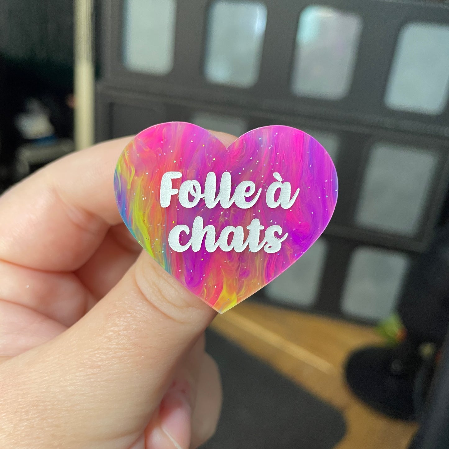 Broche "Folle à chats" en acrylique semi transparente marbrée multicolore