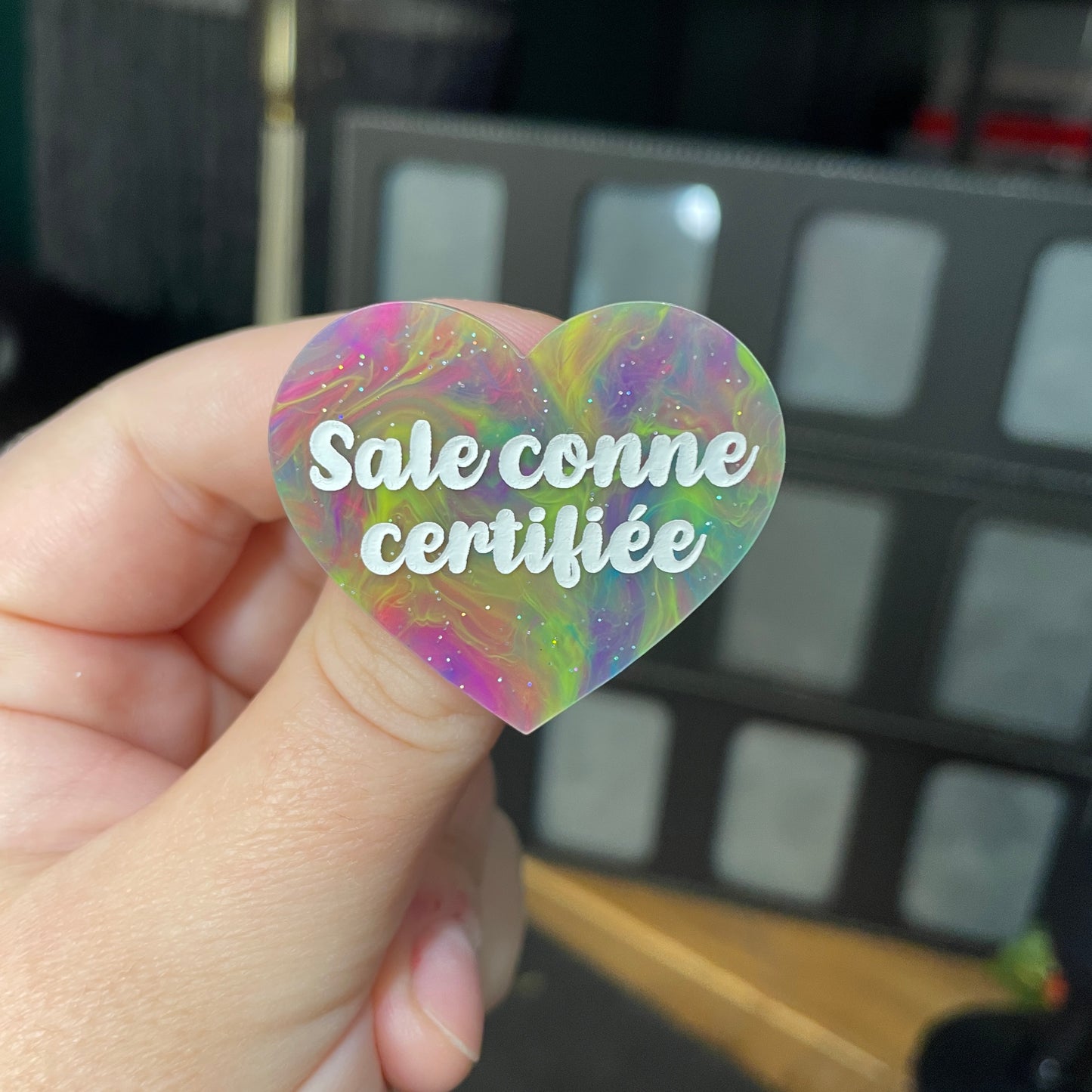 Broche "Sale conne certifiée" en acrylique semi transparente marbrée multicolore