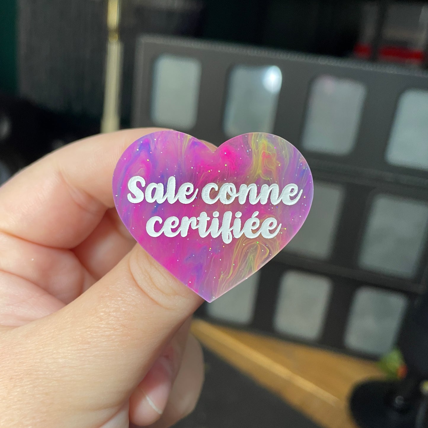Broche "Sale conne certifiée" en acrylique semi transparente marbrée multicolore
