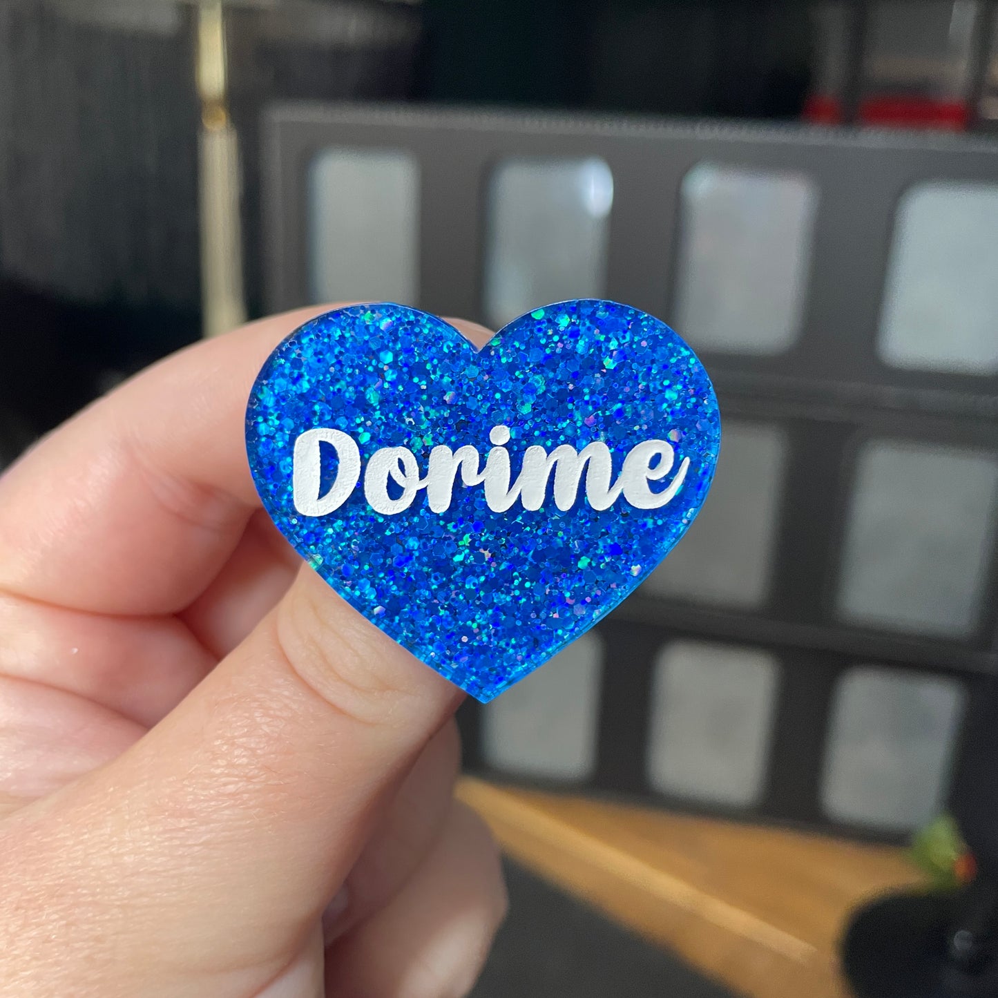 Duo de broches "Ameno" et "Dorime" en acrylique à paillettes bleues