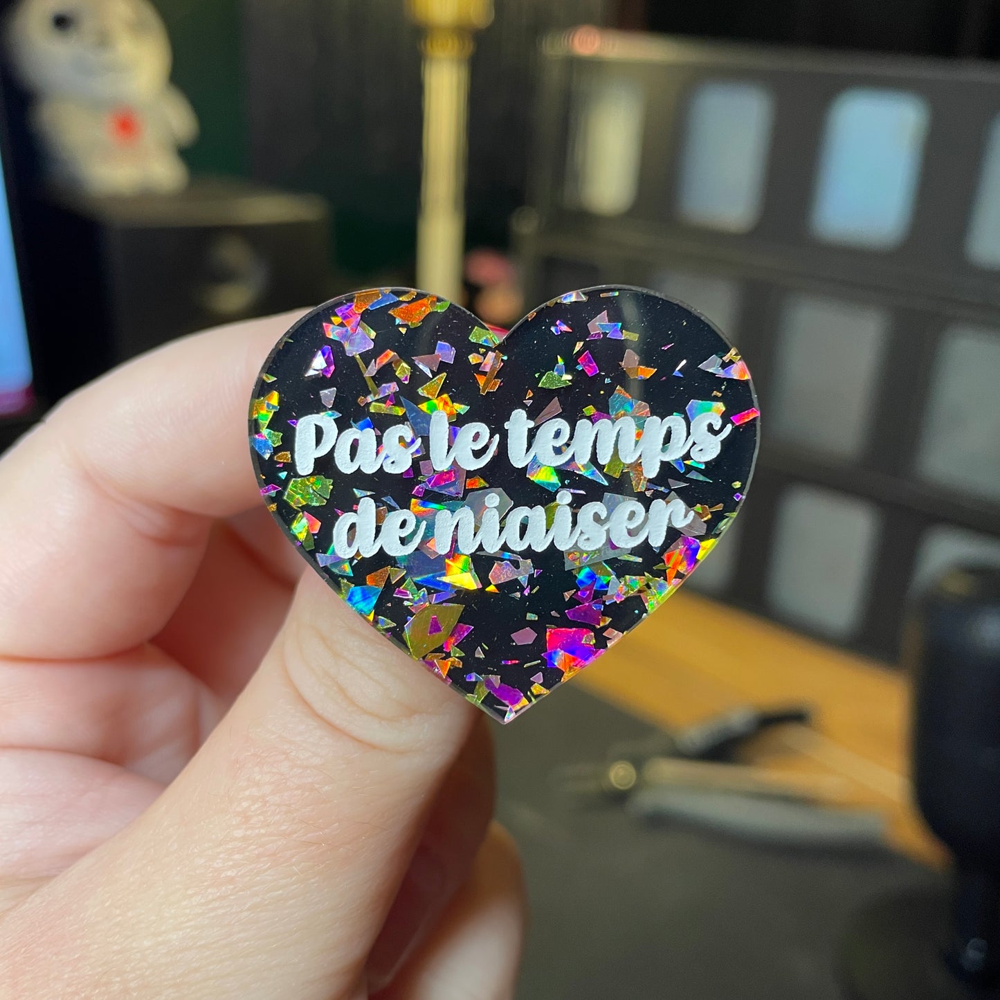 [Contrôle technique] Broche "Pas le temps de niaiser" en acrylique noire avec des éclats de confettis multicolores