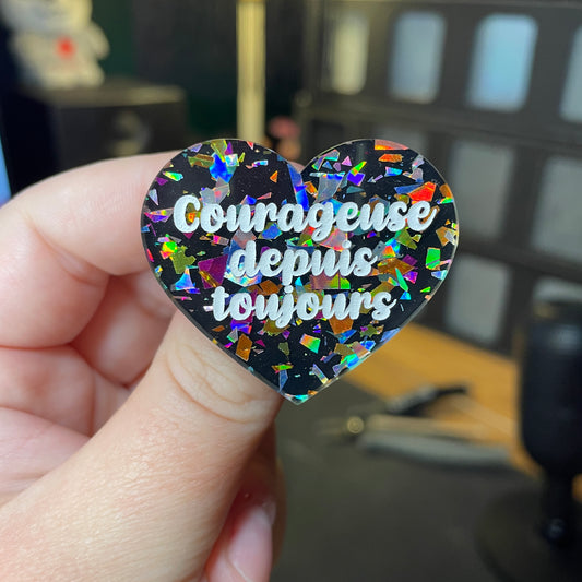 [Contrôle technique] Broche "Courageuse depuis toujours" en acrylique noire avec des éclats de confettis multicolores