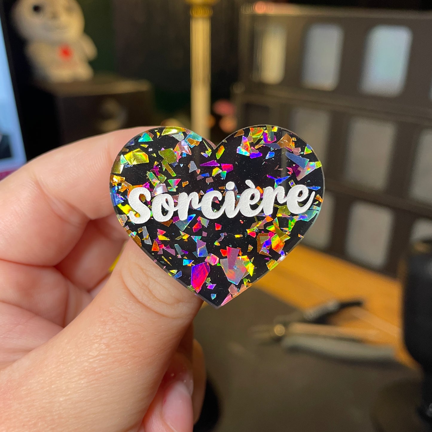 [Contrôle technique] Broche "Sorcière" en acrylique noire avec des éclats de confettis multicolores