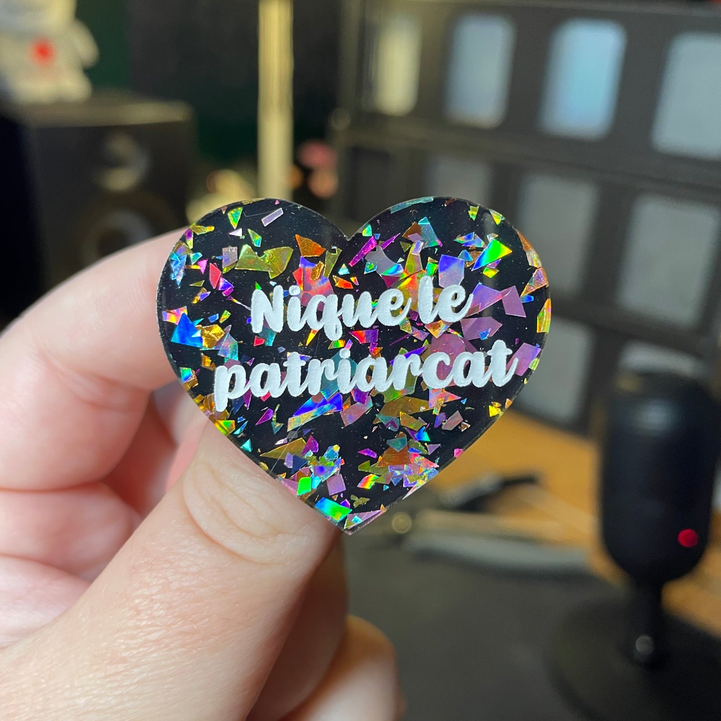 [Contrôle technique] Broche "Nique le patriarcat" en acrylique noire avec des éclats de confettis multicolores