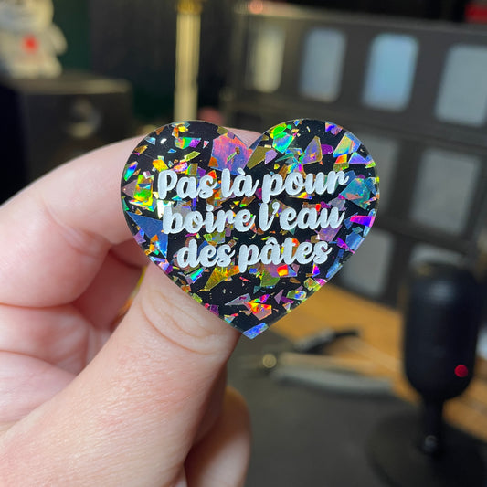 [Contrôle technique] Broche "Pas là pour boire l'eau des pâtes" en acrylique noire avec des éclats de confettis multicolores