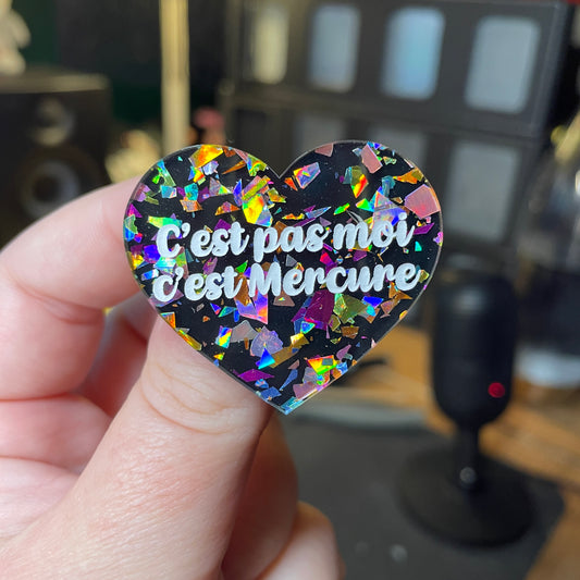 [Contrôle technique] Broche "C'est pas moi c'est Mercure" en acrylique noire avec des éclats de confettis multicolores