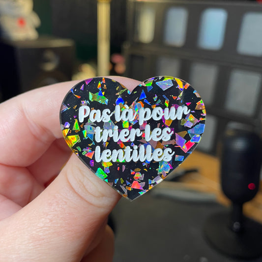 [Contrôle technique] Broche "Pas là pour trier les lentilles" en acrylique noire avec des éclats de confettis multicolores