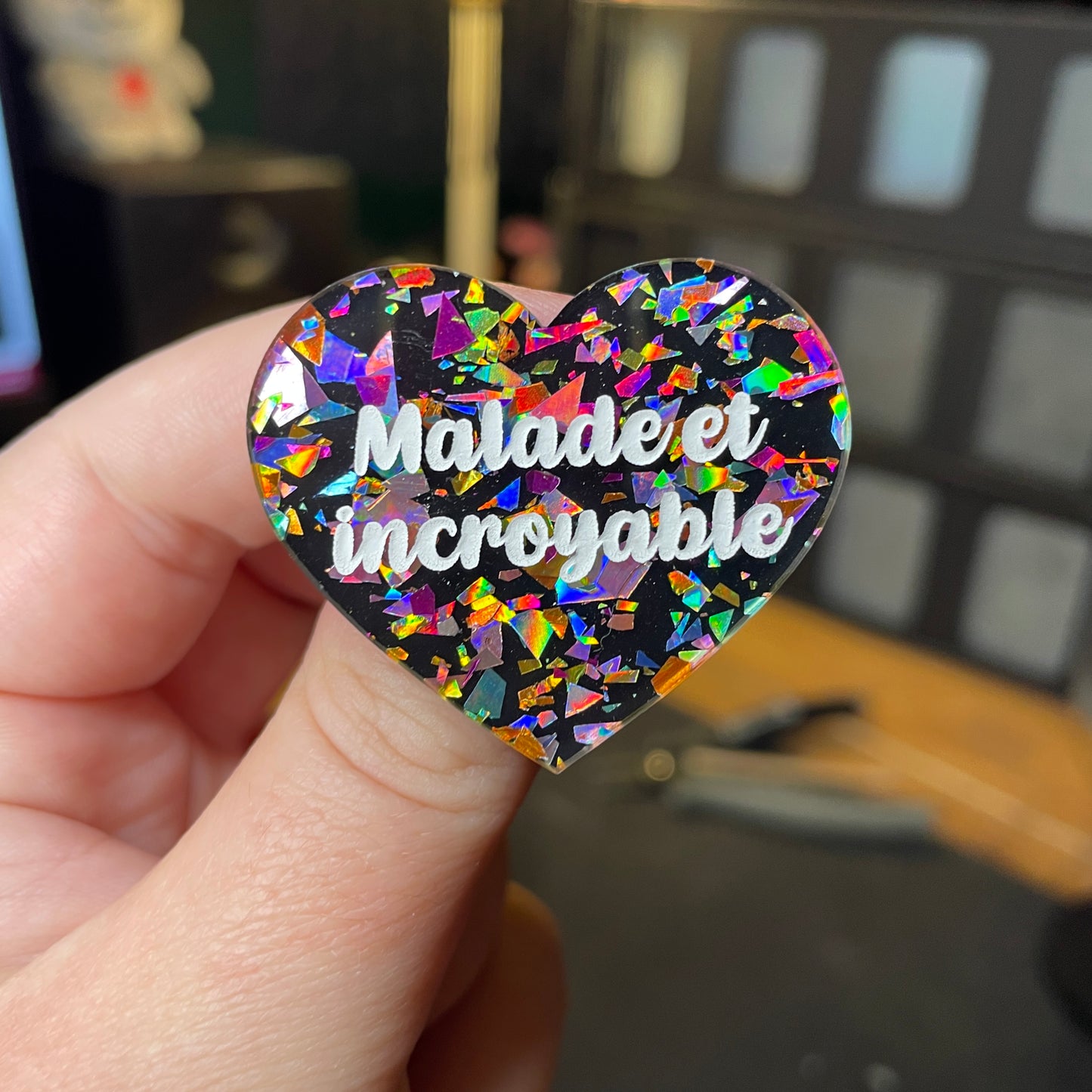 [Contrôle technique] Broche "Malade et incroyable" en acrylique noire avec des éclats de confettis multicolores