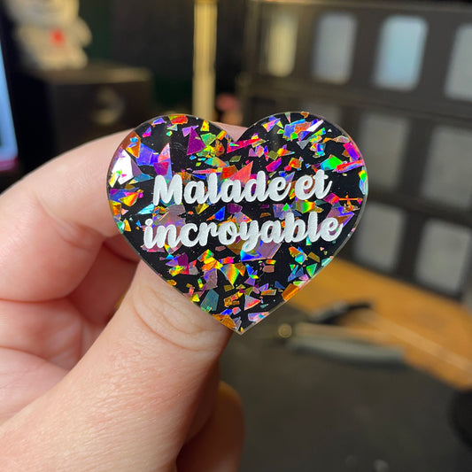 [Contrôle technique] Broche "Malade et incroyable" en acrylique noire avec des éclats de confettis multicolores