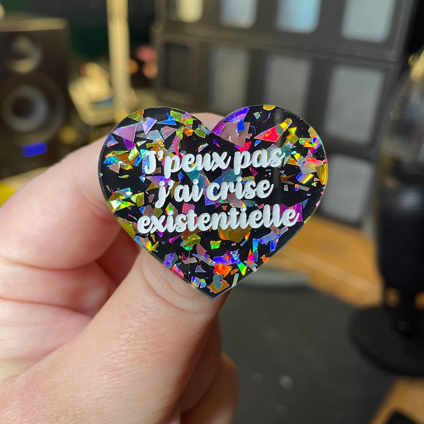 [Contrôle technique] Broche "J'peux pas j'ai crise existentielle" en acrylique noire avec des éclats de confettis multicolores