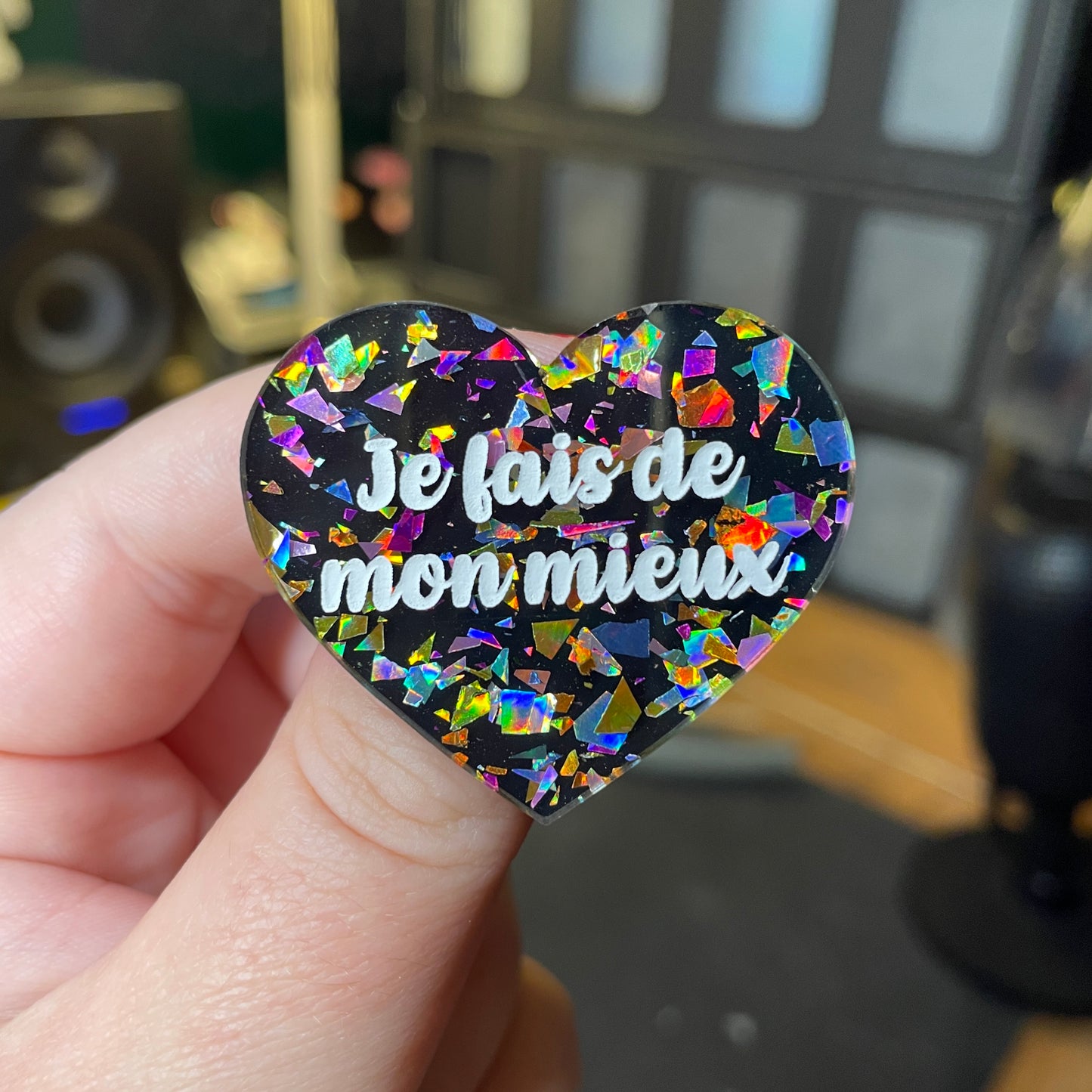 [Contrôle technique] Broche "Je fais de mon mieux" en acrylique noire avec des éclats de confettis multicolores