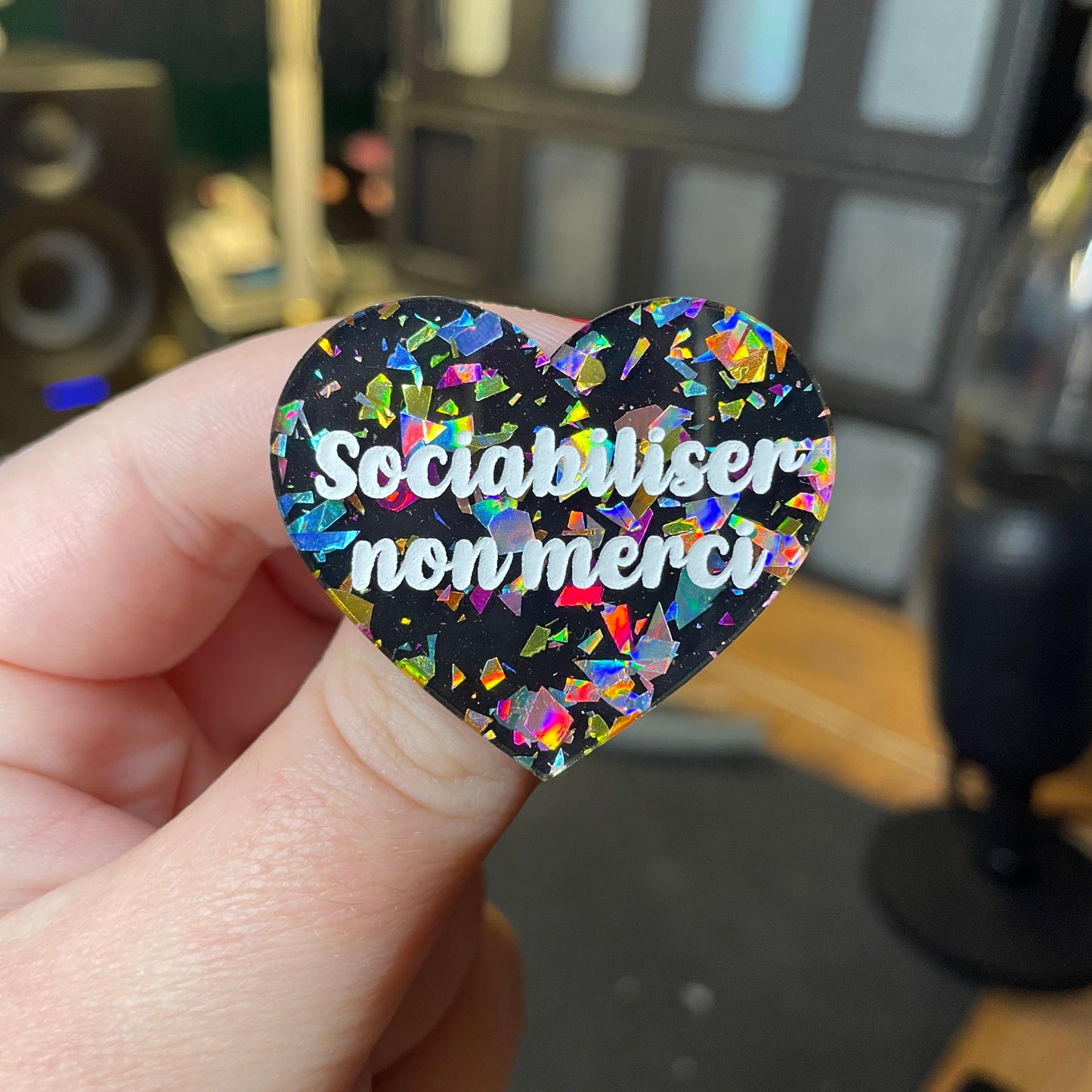 [Contrôle technique] Broche "Sociabiliser non merci" en acrylique noire avec des éclats de confettis multicolores
