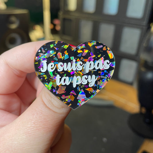 [Contrôle technique] Broche "Je suis pas ta psy" en acrylique noire avec des éclats de confettis multicolores
