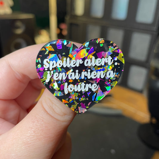 [Contrôle technique] Broche "Spoiler alert : j'en ai rien à foutre" en acrylique noire avec des éclats de confettis multicolores