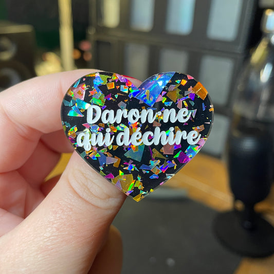 [Contrôle technique] [Inclusif] Broche "Daron.ne qui déchire" en acrylique noire avec des éclats de confettis multicolores