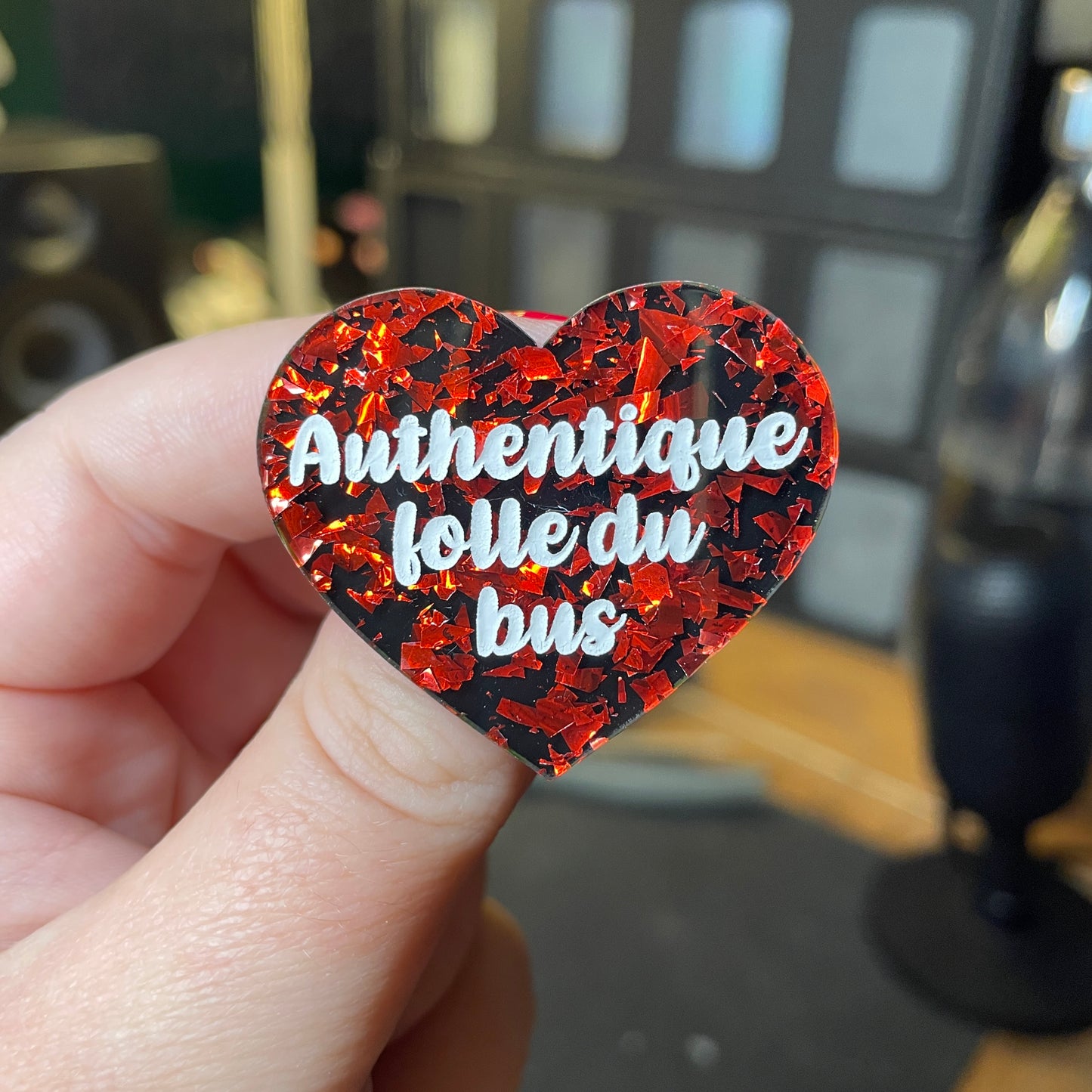 [Contrôle technique] Broche "Authentique folle du bus" en acrylique noire avec des éclats de confettis rouges