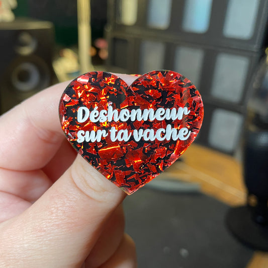 [Contrôle technique] Broche "Déshonneur sur ta vache" en acrylique noire avec des éclats de confettis rouges