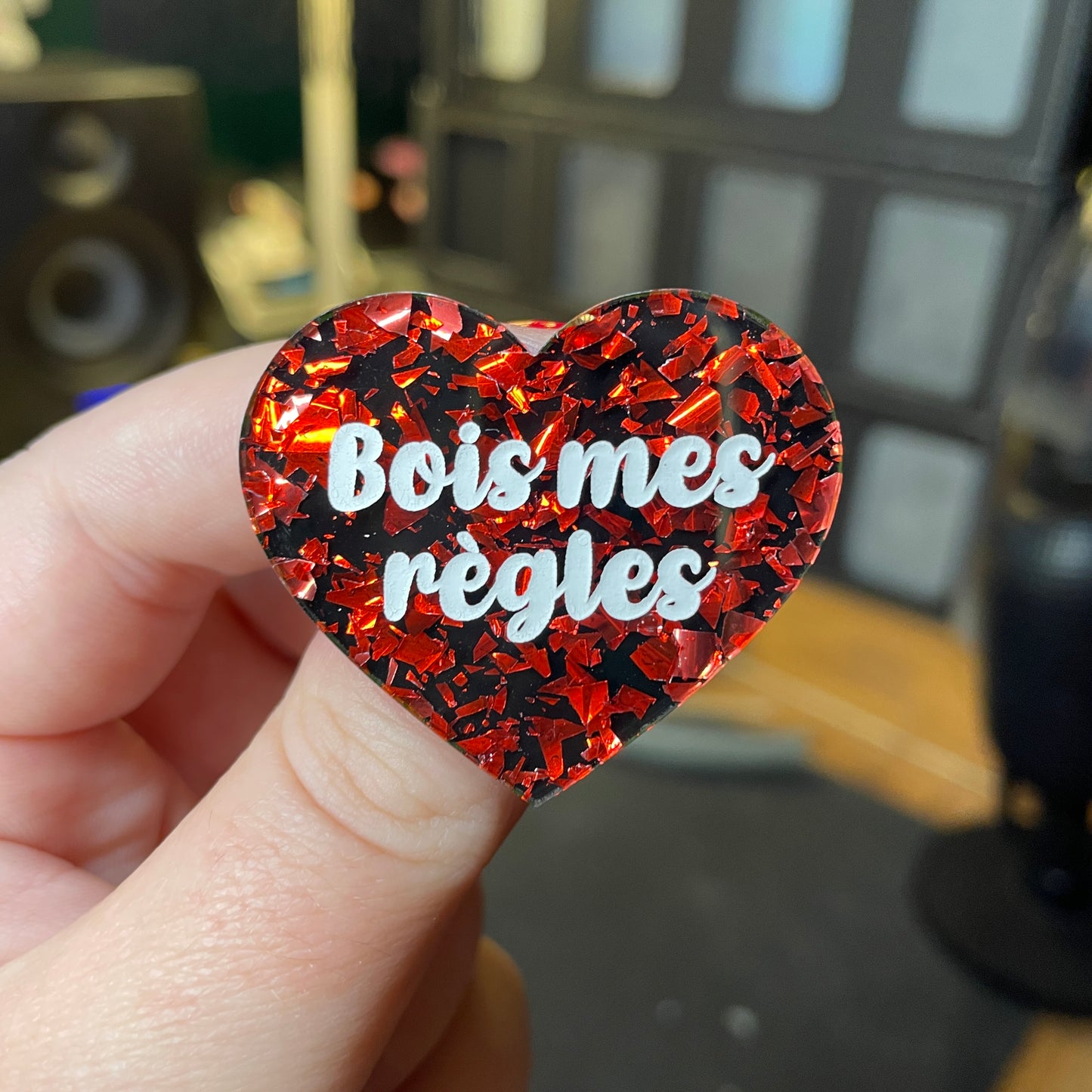 [Contrôle technique] Broche "Bois mes règles" en acrylique noire avec des éclats de confettis rouges
