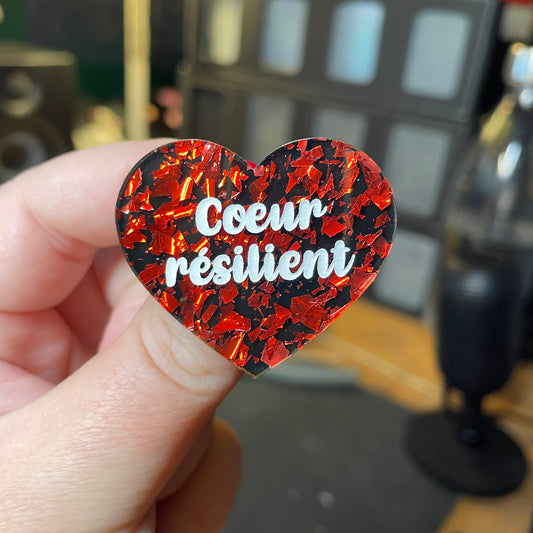 [Contrôle technique] Broche "Coeur résilient" en acrylique noire avec des éclats de confettis rouges