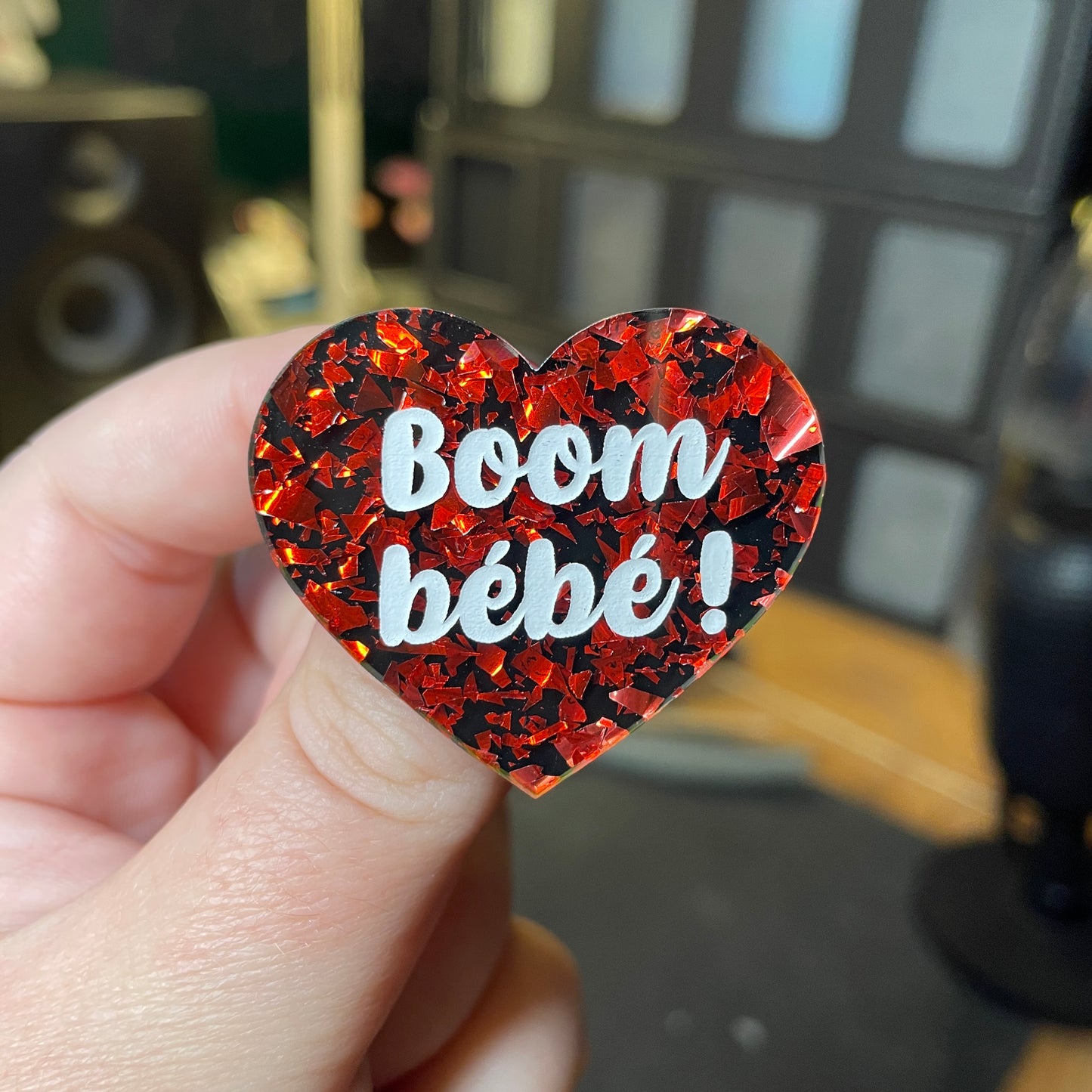 [Contrôle technique] Broche "Boom bébé !" en acrylique noire avec des éclats de confettis rouges