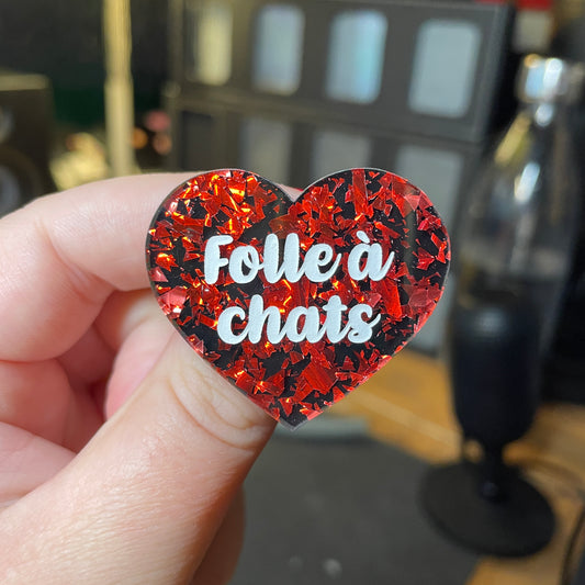 [Contrôle technique] Broche "Folle à chats" en acrylique noire avec des éclats de confettis rouges