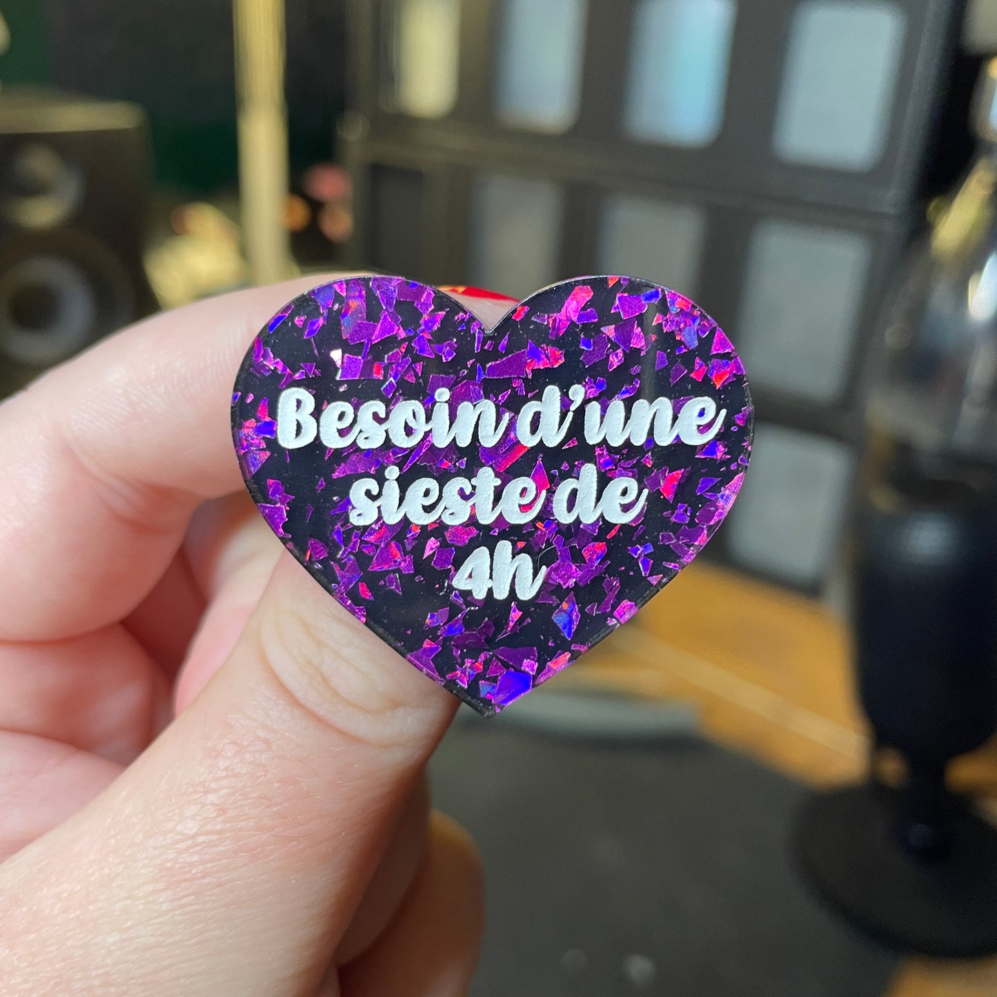[Contrôle technique] Broche "Besoin d'une sieste de 4h" en acrylique noire avec des éclats de confettis violets