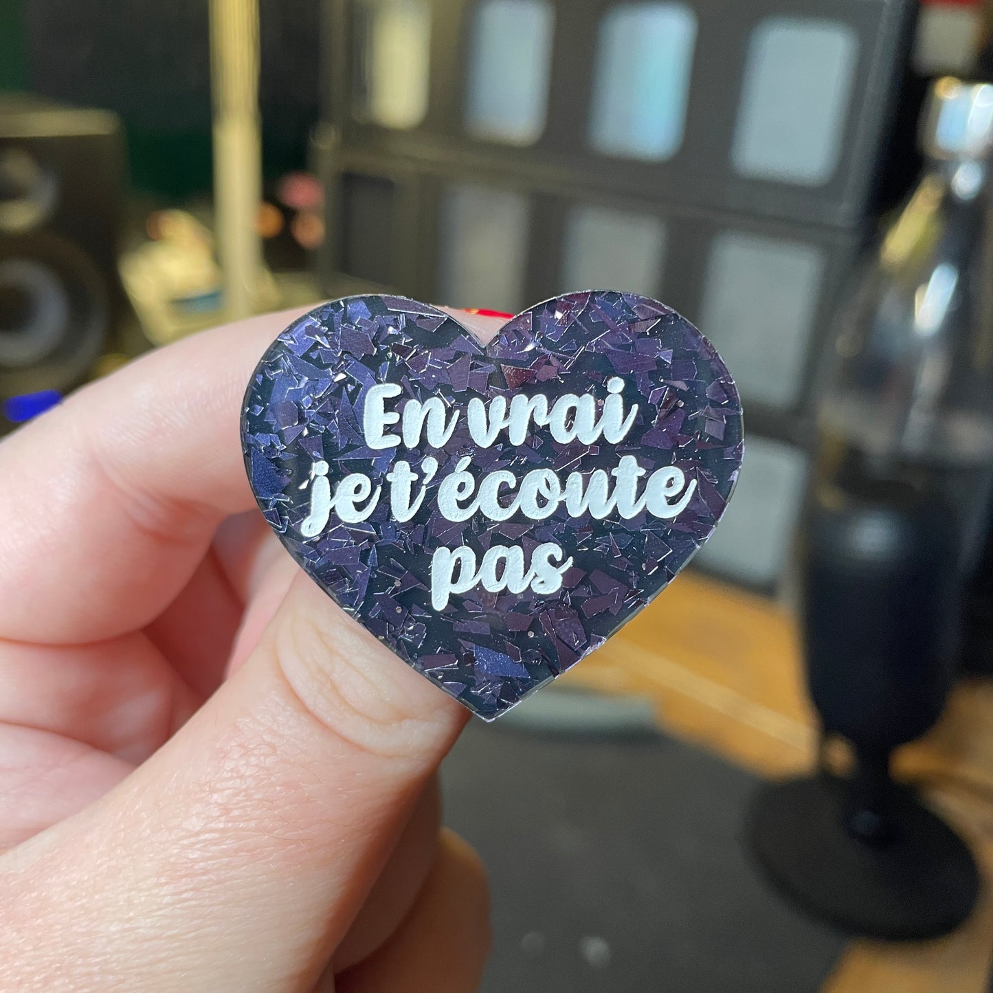 [Contrôle technique] Broche "En vrai je t'écoute pas" en acrylique noire avec des éclats de confettis gris