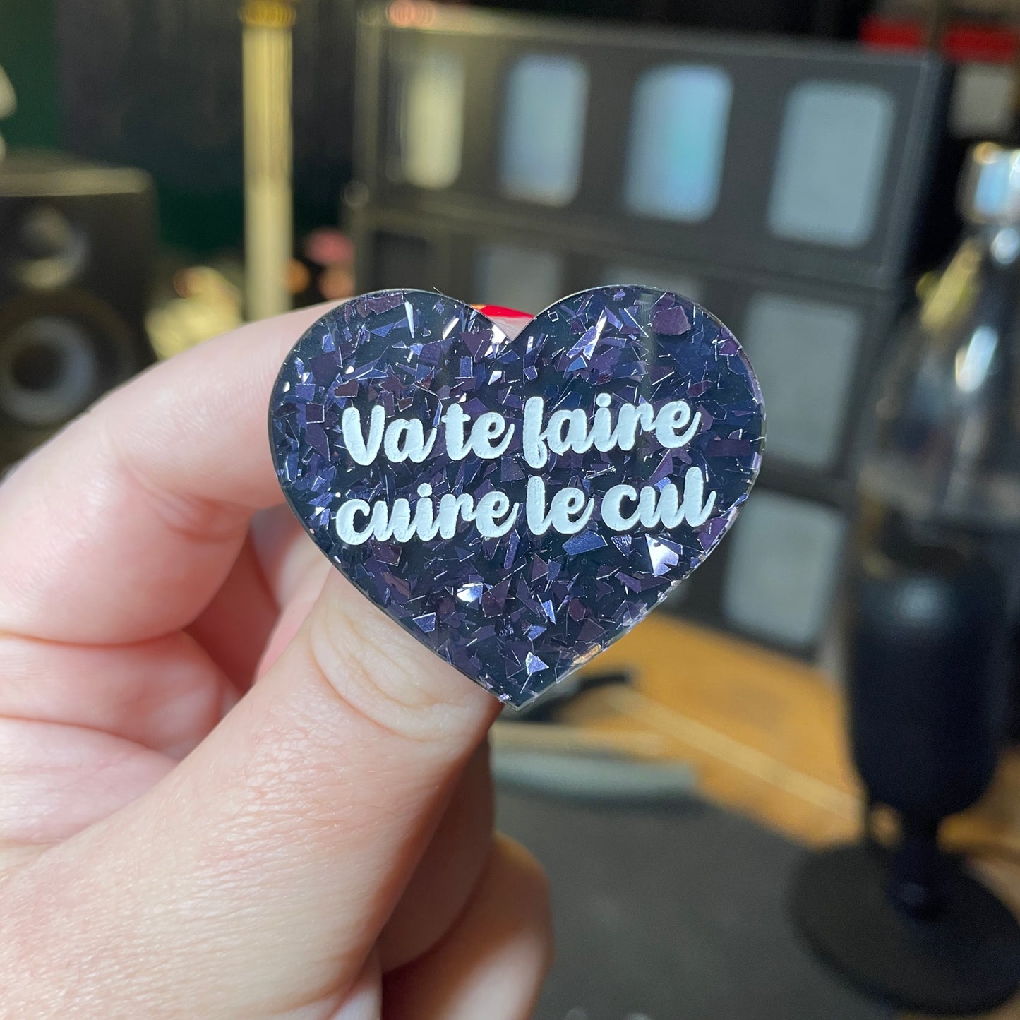 [Contrôle technique] Broche "Va te faire cuire le cul" en acrylique noire avec des éclats de confettis gris