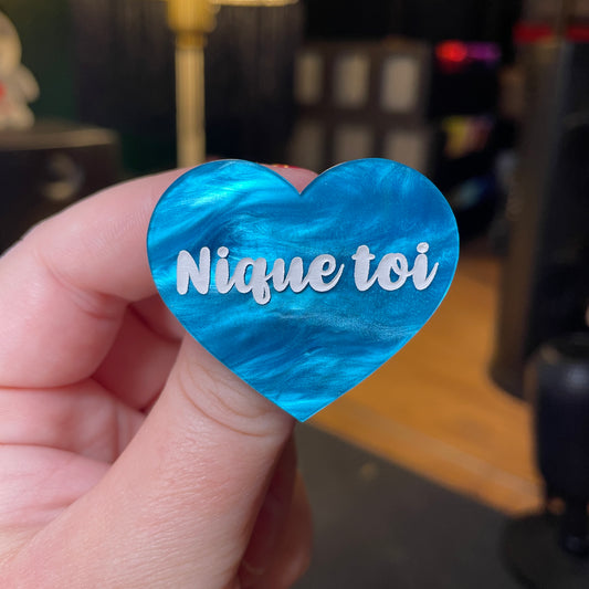 [Contrôle technique] Broche "Nique toi" en acrylique marbrée bleue