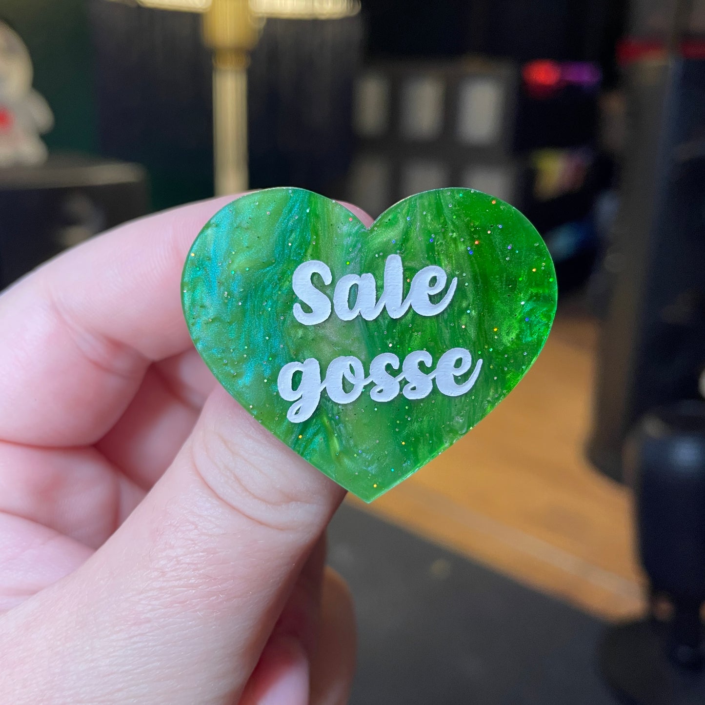 [Contrôle technique] Broche "Sale gosse" en acrylique marbrée verte à paillettes