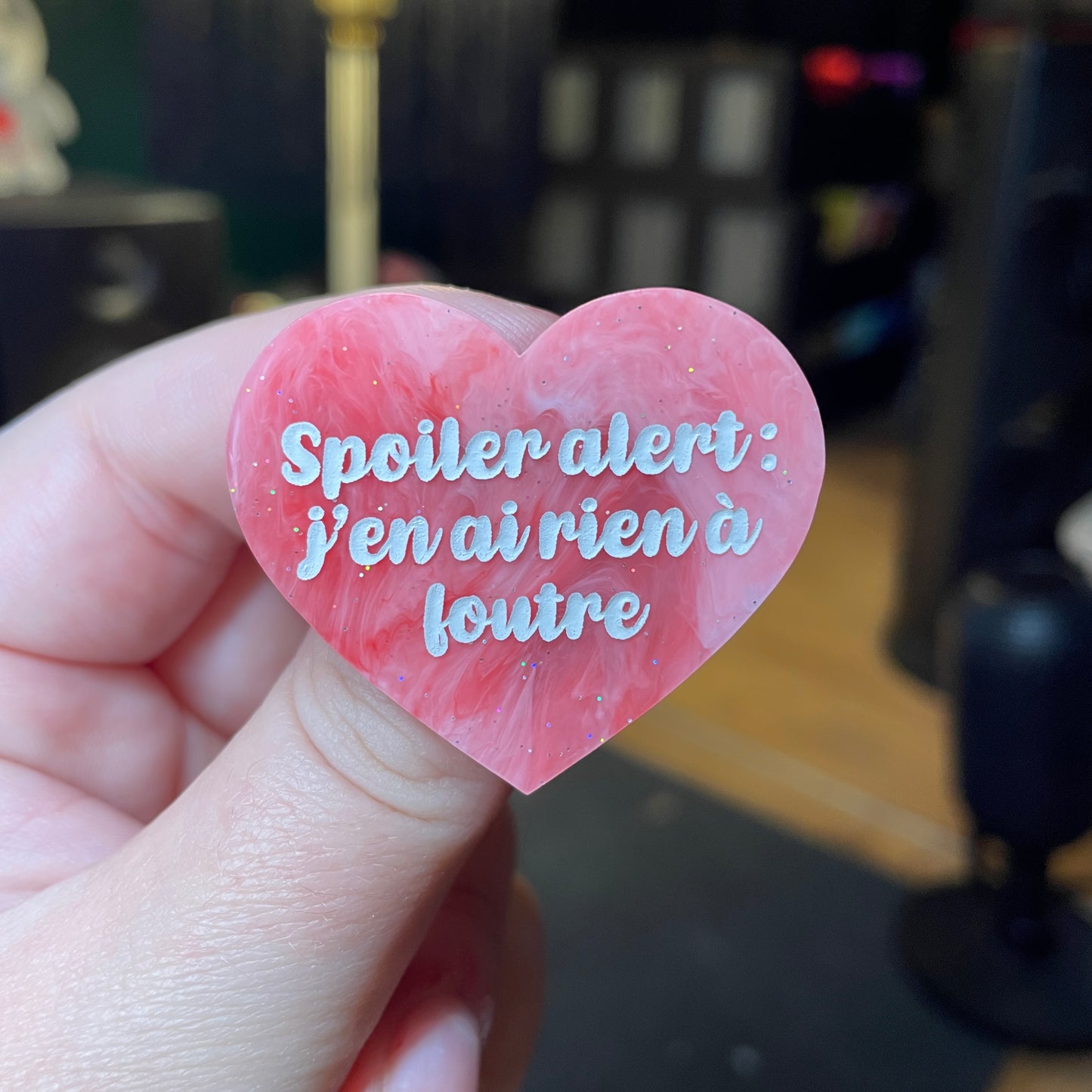 [Contrôle technique] Broche "Spoiler alert : j'en ai rien à foutre" en acrylique semi transparente marbrée rose et blanche à paillettes