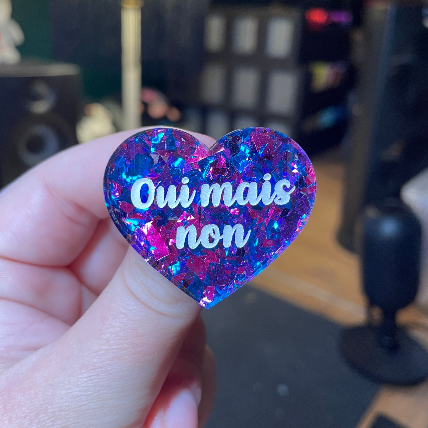 [Contrôle technique] Broche "Oui mais non" en acrylique transparente avec des confettis bleus et roses