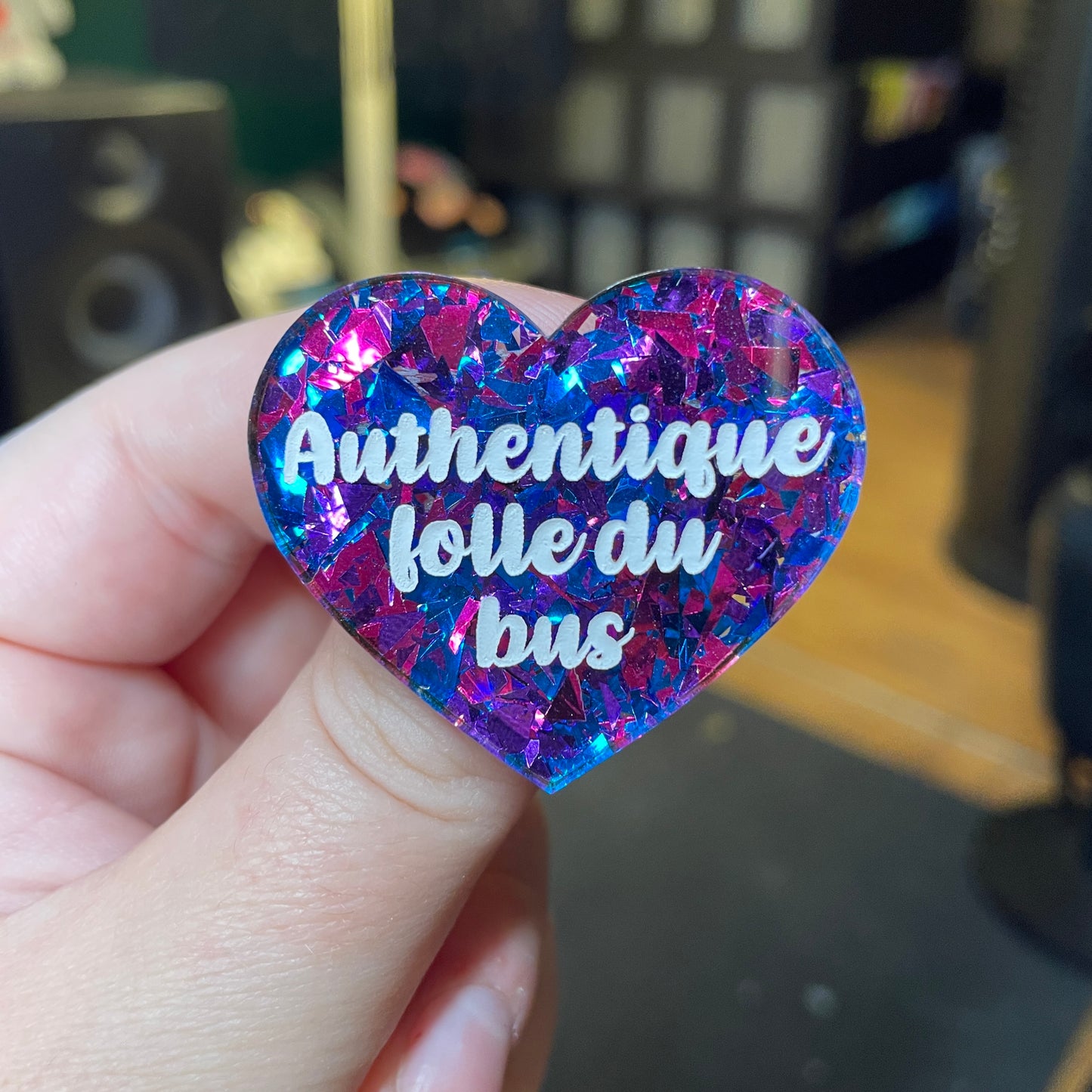 [Contrôle technique] Broche "Authentique folle du bus" en acrylique transparente avec des confettis bleus et roses
