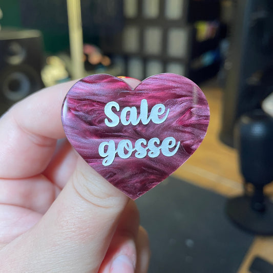 [Contrôle technique] Broche "Sale gosse" en acrylique marbrée bordeaux
