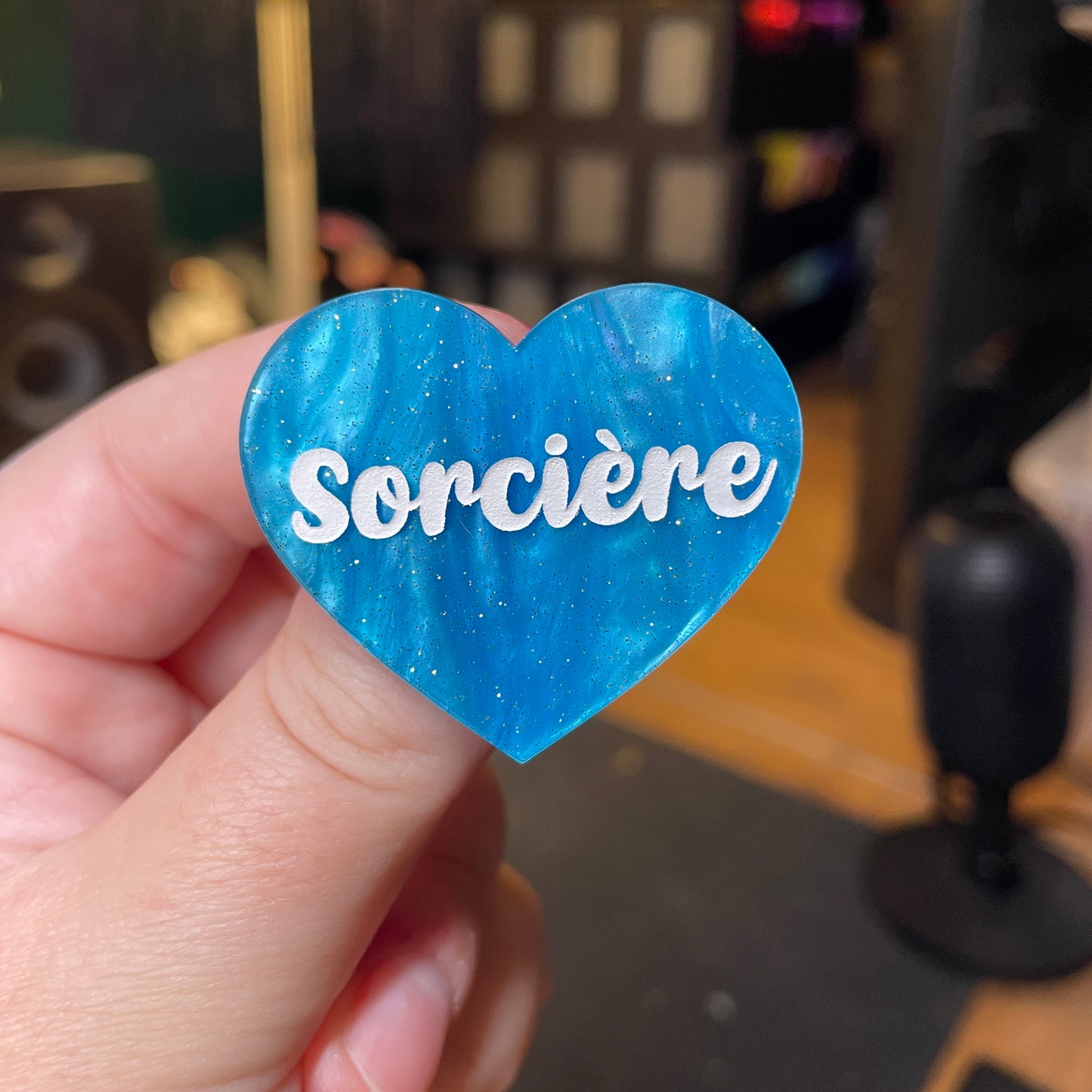[Contrôle technique] Broche "Sorcière" en acrylique marbrée bleue à paillettes