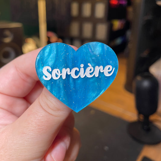 [Contrôle technique] Broche "Sorcière" en acrylique marbrée bleue à paillettes